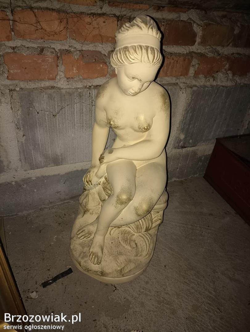 Figurka rzeźba kobiety