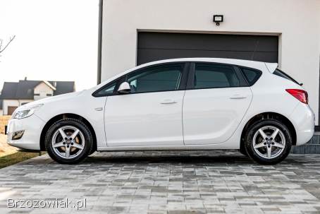 Opel Astra 1.  4 BENZ  2011