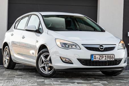 Opel Astra 1.  4 BENZ  2011