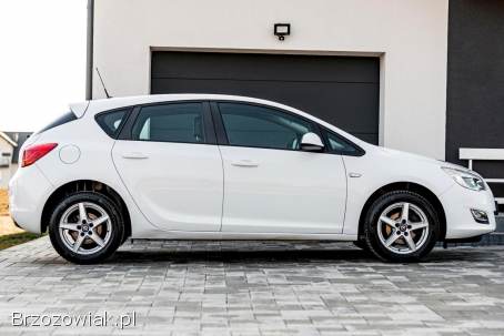 Opel Astra 1.  4 BENZ  2011