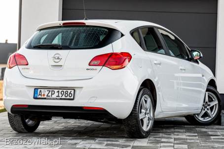 Opel Astra 1.  4 BENZ  2011