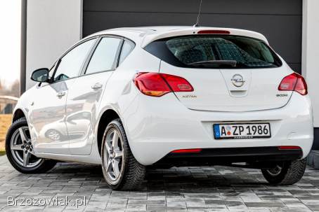 Opel Astra 1.  4 BENZ  2011