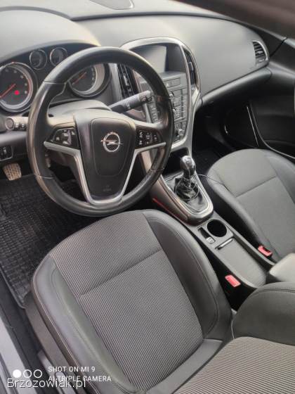 Opel Astra J 2011