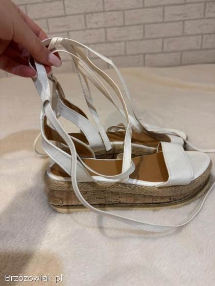 Wiązane sandałki na wysokiej platformie rozmiar 38