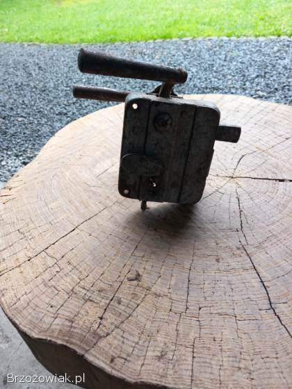 Zabytkowy zamek drzwi ze starej chałupy