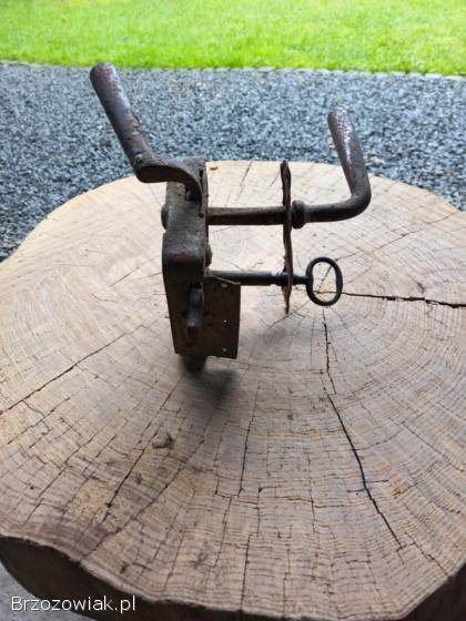 Zabytkowy zamek drzwi ze starej chałupy