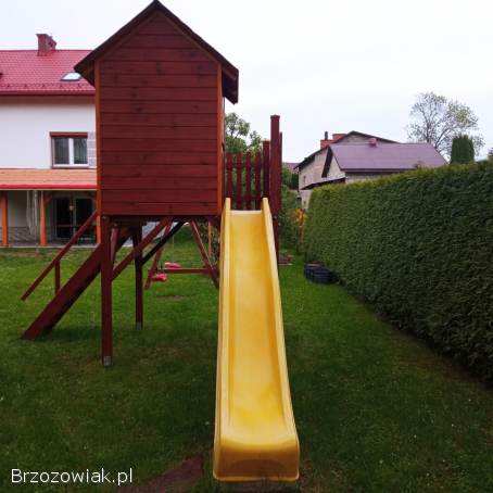 Domek dla dzieci ze zjeżdżalnią i kołem