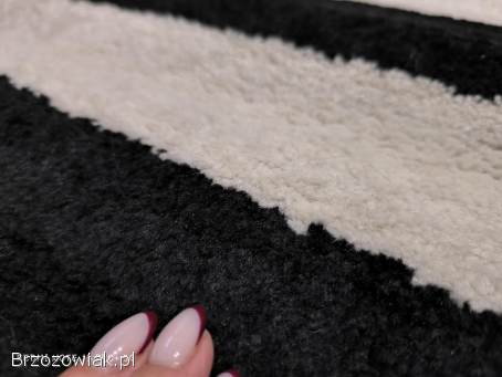 Sprzedam dywan w pasy bialo-czarne
