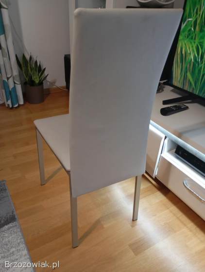 Krzesła tapicerowane do jadalni salonu