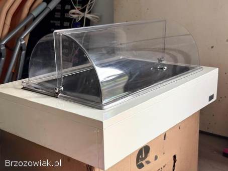 Witryna bufetowa na białej podstawie