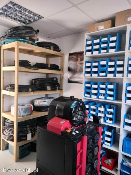 Sklep motoryzacyjny -  zakuwanie węży