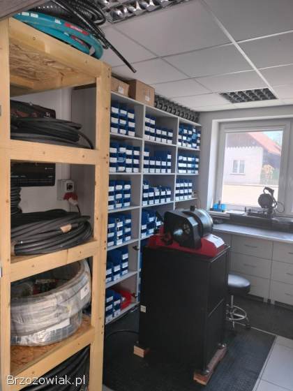 Sklep motoryzacyjny -  zakuwanie węży