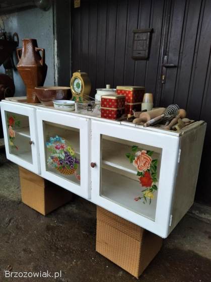 Zabytkowa szafka kuchenna PRL lata 50/60 XX w.  ręczne malowanie szkła wazon pufa