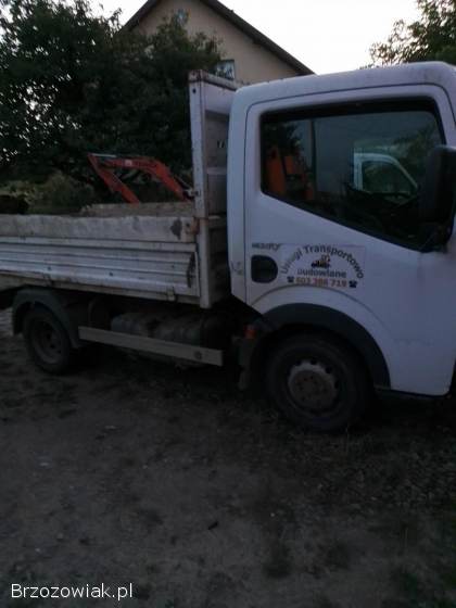 Koparka minikoparka samochód ciężarowy.  Wiercenie wiertnicą na słupki