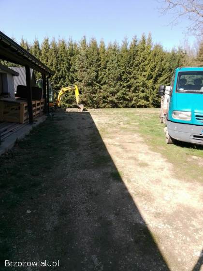 Koparka minikoparka samochód ciężarowy.  Wiercenie wiertnicą na słupki