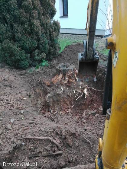 Koparka minikoparka samochód ciężarowy.  Wiercenie wiertnicą na słupki