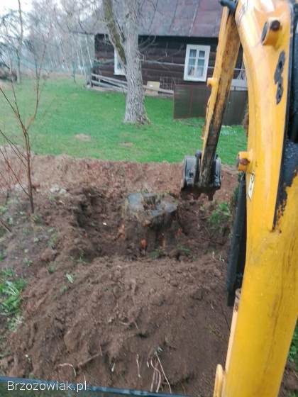 Koparka minikoparka samochód ciężarowy.  Wiercenie wiertnicą na słupki
