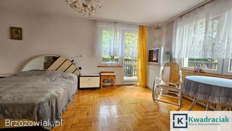 Dom wolnostojący w Pisarowcach – przestronny,  z budynkami gospodarczymi