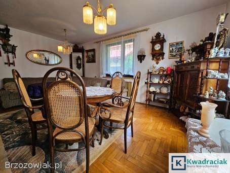 Dom wolnostojący w Pisarowcach – przestronny,  z budynkami gospodarczymi