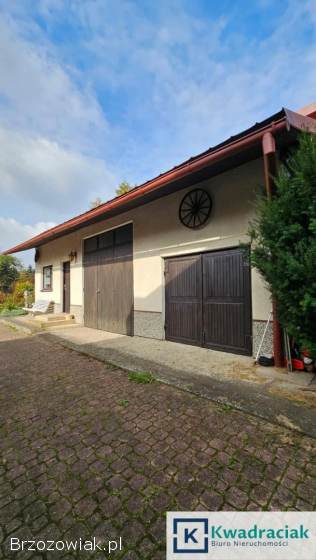 Dom wolnostojący w Pisarowcach – przestronny,  z budynkami gospodarczymi