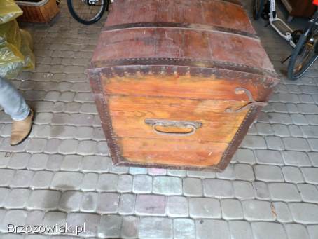 Sprzedam zabytkowy kufer na kółkach żelaznych