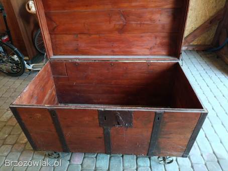 Sprzedam zabytkowy kufer na kółkach żelaznych