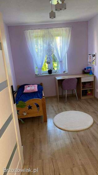 Łóżko piętrowe lub 2 osobne dziecięce.