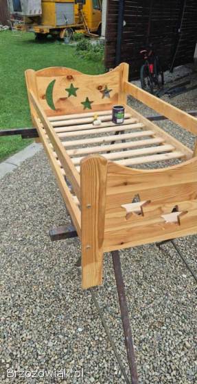 Łóżko piętrowe lub 2 osobne dziecięce.