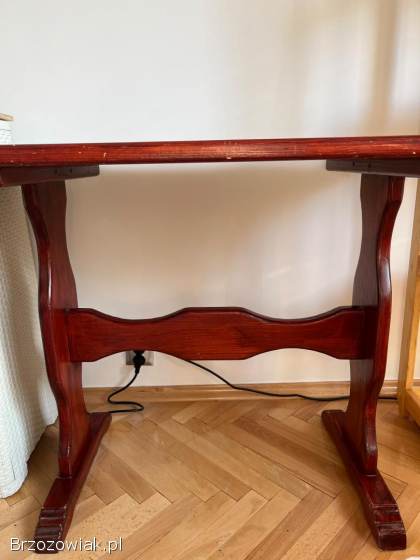Stół drewniany lakierowany