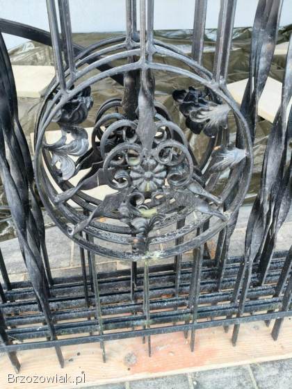 Metalowe kute przęsła ogrodzeniowe.