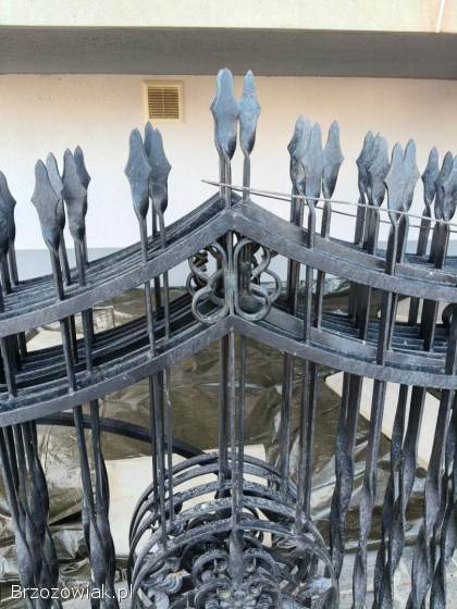 Metalowe kute przęsła ogrodzeniowe.