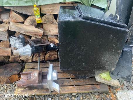 Podajnik ślimakowy z palnikiem i zasobnikiem