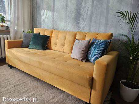 Musztardowa sofa z funkcją spania i schowkiem