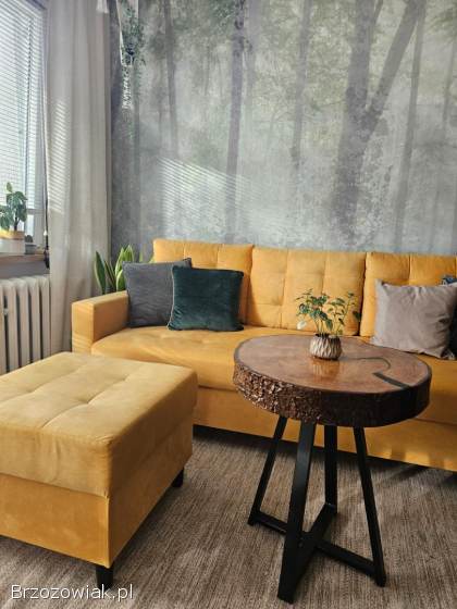 Musztardowa sofa z funkcją spania i schowkiem