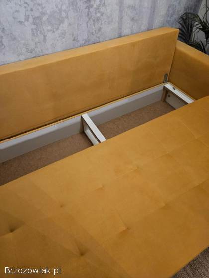Musztardowa sofa z funkcją spania i schowkiem