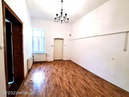 Do wynajęcia lokal na pierwszym piętrze 53,  2 mkw.  Sanok,  ścisłe centrum