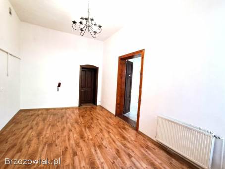Do wynajęcia lokal na pierwszym piętrze 53,  2 mkw.  Sanok,  ścisłe centrum