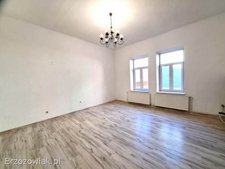 Do wynajęcia lokal na pierwszym piętrze 53,  2 mkw.  Sanok,  ścisłe centrum