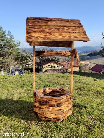 Rustykalna drewniana doniczka w kształcie studni