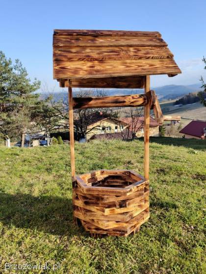 Rustykalna drewniana doniczka w kształcie studni