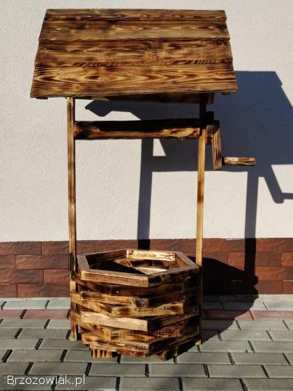 Rustykalna drewniana doniczka w kształcie studni