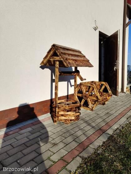 Rustykalna drewniana doniczka w kształcie studni