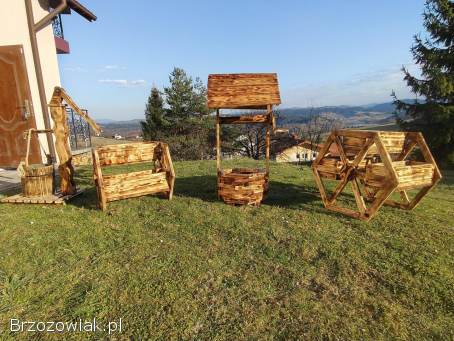 Rustykalna drewniana doniczka w kształcie studni