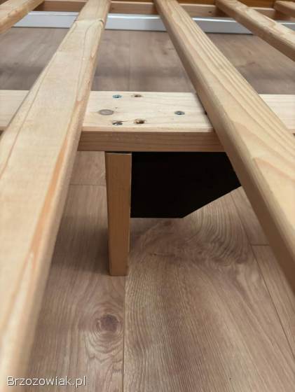 Łóżko drewniane 140x200 cm.