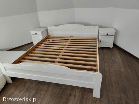 Sprzedam łóżko drewniane z dwiema szafkami nocnymi