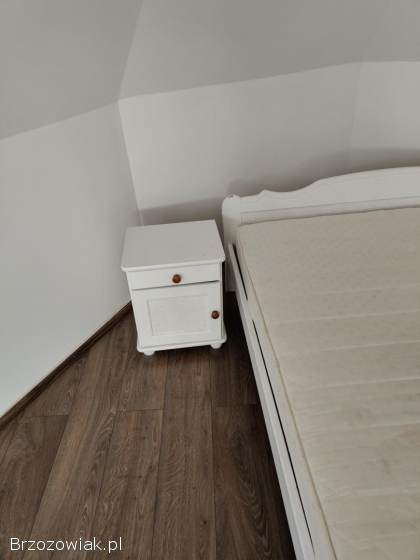 Sprzedam łóżko drewniane z dwiema szafkami nocnymi