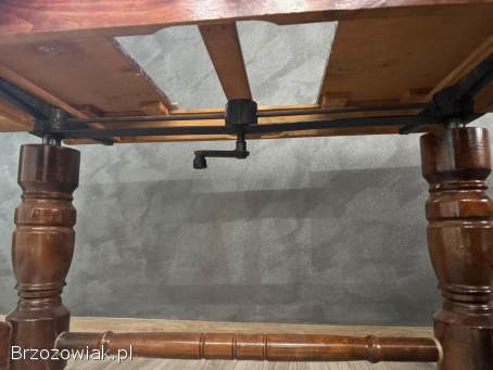 Rozkładany drewniany stół