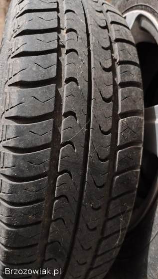 Felgi aluminiowe z oponami.