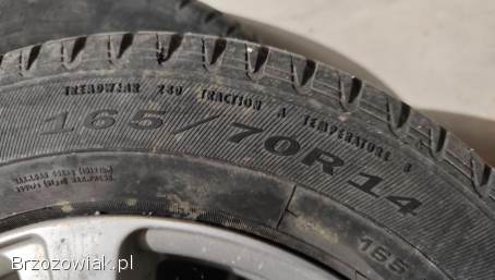 Felgi aluminiowe z oponami.