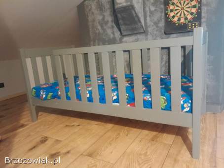 Drewniane łóżko 180 z materacem i wysoką barierką